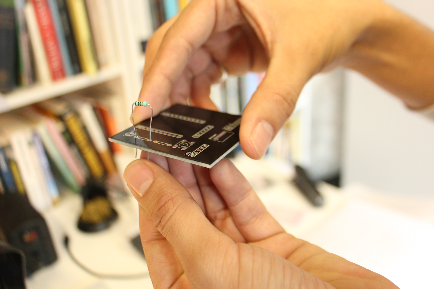 A resistors legs are bent to be pulled through a hole in the Dustbox 2.0 PCB