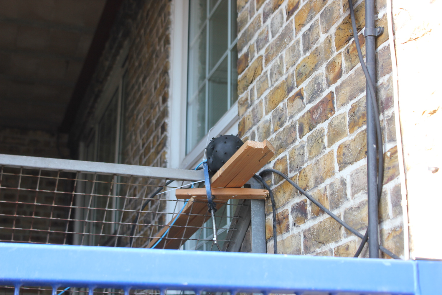 Dustbox 2.0 connected with cable ties onto clamped wood